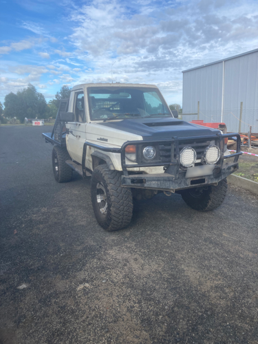 75 Series Fibreglass Bonnet with 79 style scoop